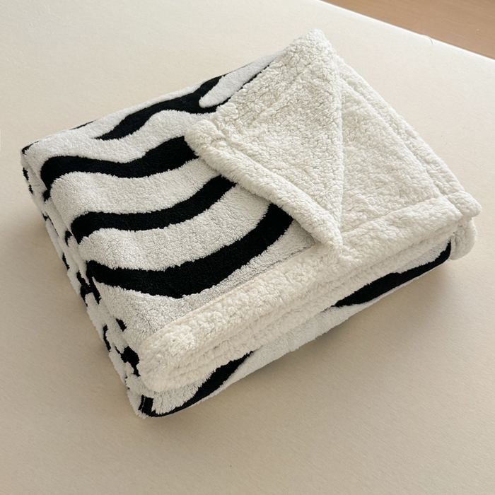 91家纺网 家纺一手货源 找家纺 丹本家纺 2025新款双层阳离子斑马纹提花塔芙绒羊羔绒跨境双层毛毯盖毯毯子 白斑马纹