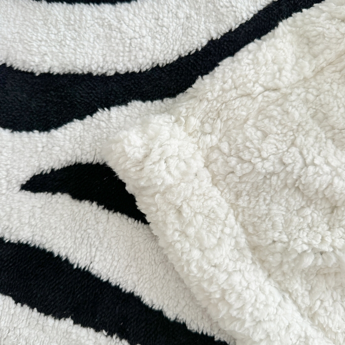 91家纺网 家纺一手货源 找家纺 丹本家纺 2025新款双层阳离子斑马纹提花塔芙绒羊羔绒跨境双层毛毯盖毯毯子 白斑马纹