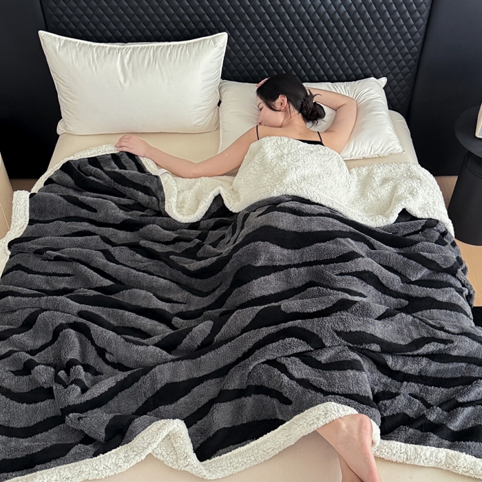 91家纺网 家纺一手货源 找家纺 丹本家纺 2025新款双层阳离子斑马纹提花塔芙绒羊羔绒跨境双层毛毯盖毯毯子 灰斑马纹