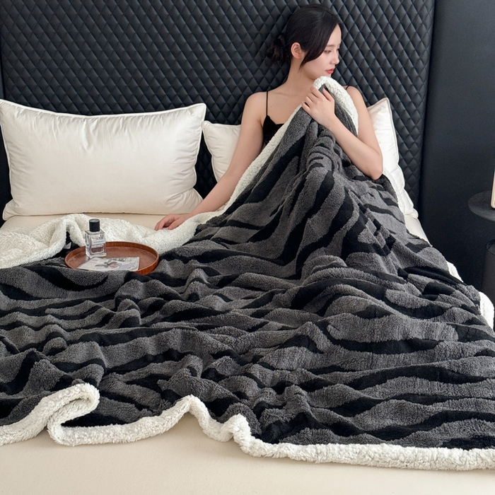 91家纺网 家纺一手货源 找家纺 丹本家纺 2025新款双层阳离子斑马纹提花塔芙绒羊羔绒跨境双层毛毯盖毯毯子 灰斑马纹