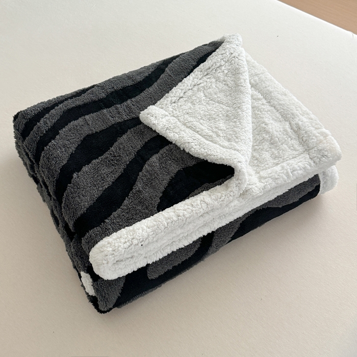 91家纺网 家纺一手货源 找家纺 丹本家纺 2025新款双层阳离子斑马纹提花塔芙绒羊羔绒跨境双层毛毯盖毯毯子 灰斑马纹