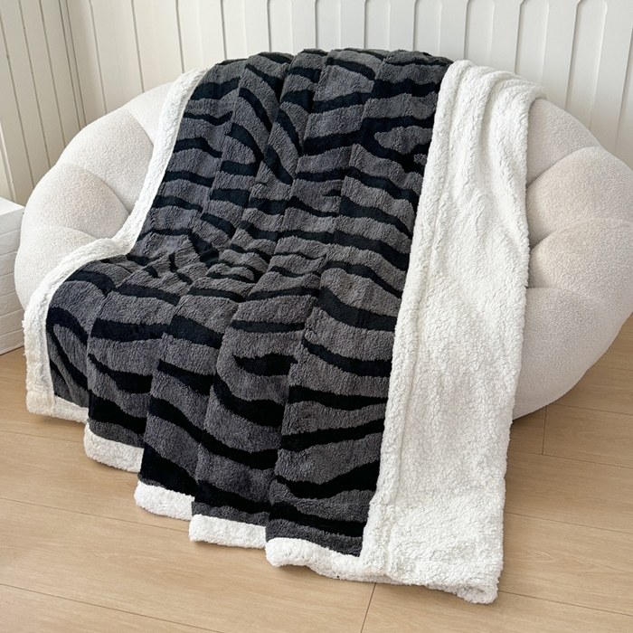 91家纺网 家纺一手货源 找家纺 丹本家纺 2025新款双层阳离子斑马纹提花塔芙绒羊羔绒跨境双层毛毯盖毯毯子 灰斑马纹