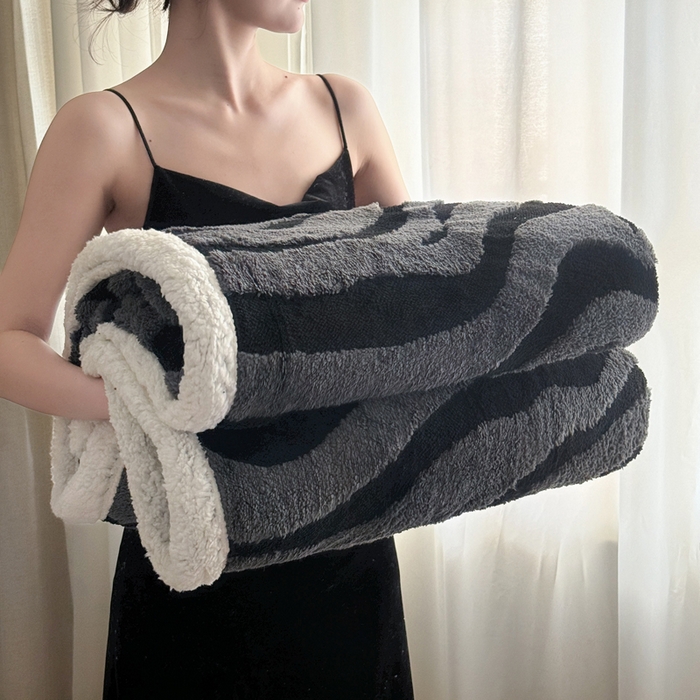 91家纺网 家纺一手货源 找家纺 丹本家纺 2025新款双层阳离子斑马纹提花塔芙绒羊羔绒跨境双层毛毯盖毯毯子 灰斑马纹