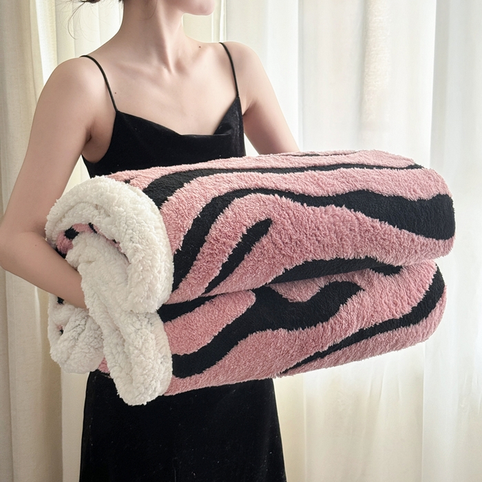 91家纺网 家纺一手货源 找家纺 丹本家纺 2025新款双层阳离子斑马纹提花塔芙绒羊羔绒跨境双层毛毯盖毯毯子 粉斑马纹