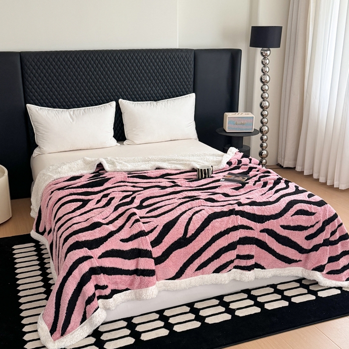 91家纺网 家纺一手货源 找家纺 丹本家纺 2025新款双层阳离子斑马纹提花塔芙绒羊羔绒跨境双层毛毯盖毯毯子 粉斑马纹