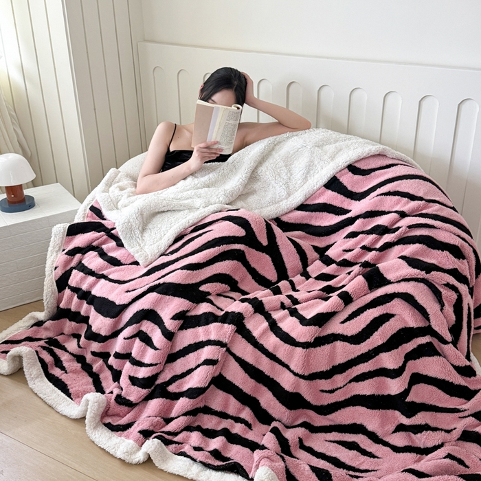 91家纺网 家纺一手货源 找家纺 丹本家纺 2025新款双层阳离子斑马纹提花塔芙绒羊羔绒跨境双层毛毯盖毯毯子 粉斑马纹