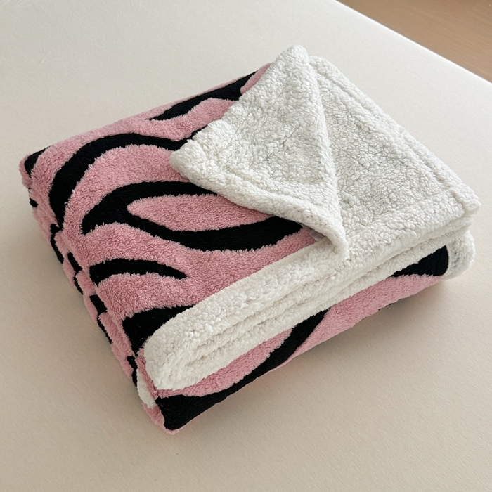 91家纺网 家纺一手货源 找家纺 丹本家纺 2025新款双层阳离子斑马纹提花塔芙绒羊羔绒跨境双层毛毯盖毯毯子 粉斑马纹
