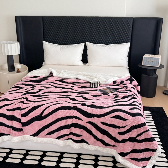 91家纺网 家纺一手货源 找家纺 丹本家纺 2025新款双层阳离子斑马纹提花塔芙绒羊羔绒跨境双层毛毯盖毯毯子 粉斑马纹