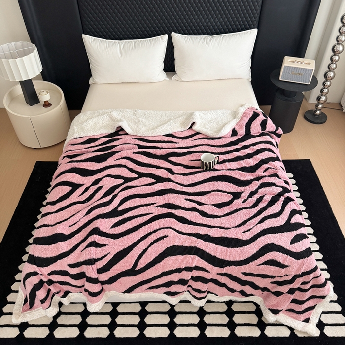 91家纺网 家纺一手货源 找家纺 丹本家纺 2025新款双层阳离子斑马纹提花塔芙绒羊羔绒跨境双层毛毯盖毯毯子 粉斑马纹