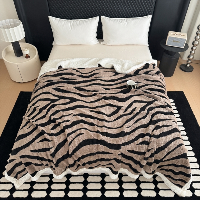 91家纺网 家纺一手货源 找家纺 丹本家纺 2025新款双层阳离子斑马纹提花塔芙绒羊羔绒跨境双层毛毯盖毯毯子 驼斑马纹
