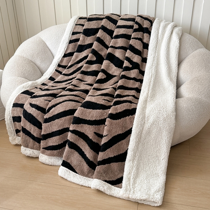 91家纺网 家纺一手货源 找家纺 丹本家纺 2025新款双层阳离子斑马纹提花塔芙绒羊羔绒跨境双层毛毯盖毯毯子 驼斑马纹