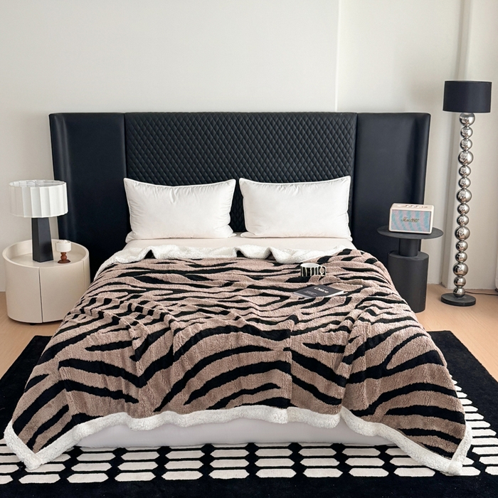 91家纺网 家纺一手货源 找家纺 丹本家纺 2025新款双层阳离子斑马纹提花塔芙绒羊羔绒跨境双层毛毯盖毯毯子 驼斑马纹