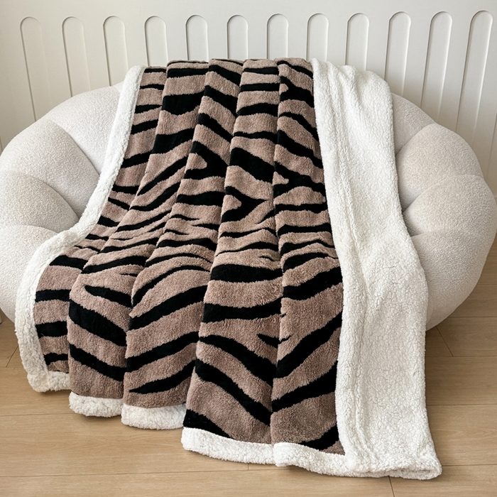 91家纺网 家纺一手货源 找家纺 丹本家纺 2025新款双层阳离子斑马纹提花塔芙绒羊羔绒跨境双层毛毯盖毯毯子 驼斑马纹
