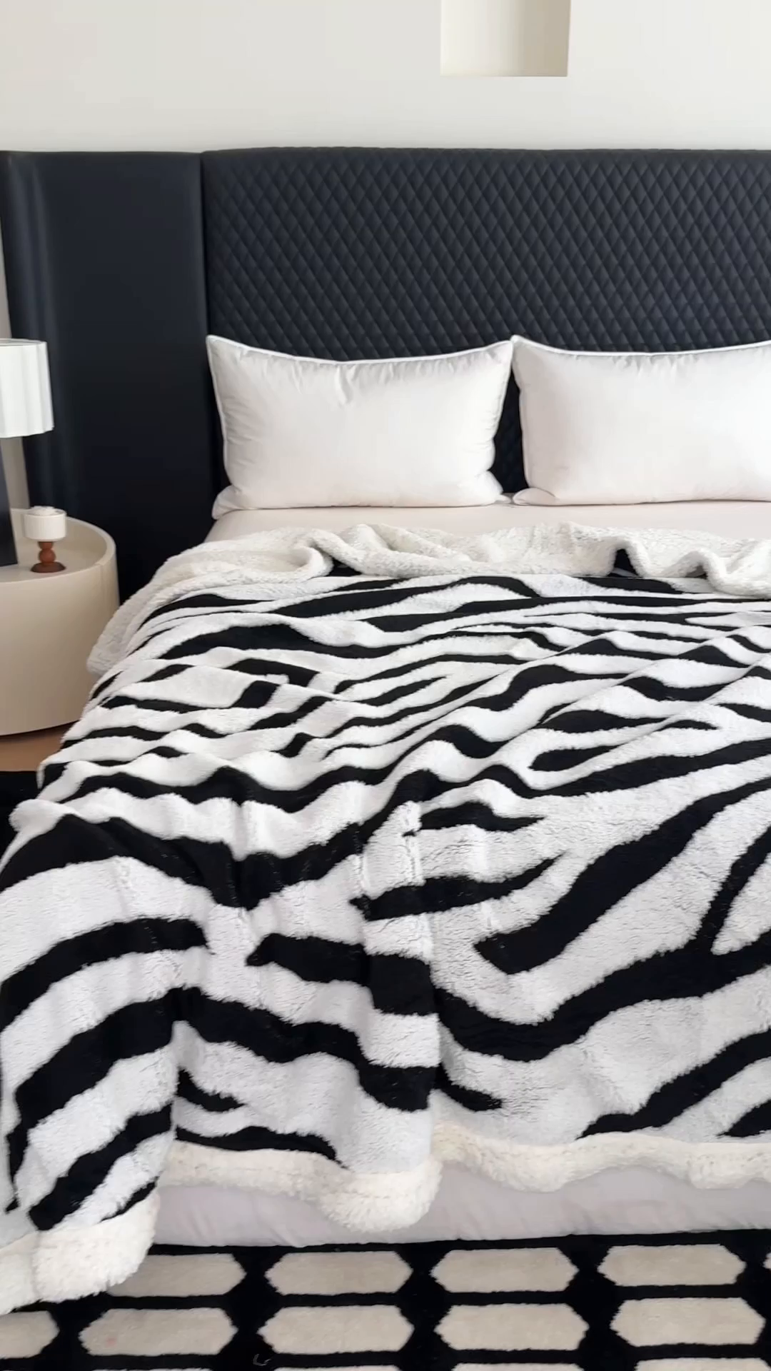 91家纺网 家纺一手货源 找家纺 丹本家纺 2025新款双层阳离子斑马纹提花塔芙绒羊羔绒跨境双层毛毯盖毯毯子 白斑马纹