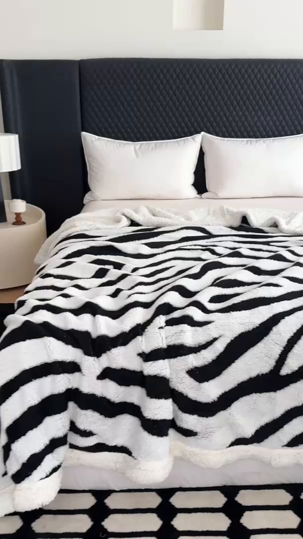 91家纺网 家纺一手货源 找家纺 （总）丹本家纺 2025新款双层阳离子斑马纹提花塔芙绒羊羔绒跨境双层毛毯盖毯毯子