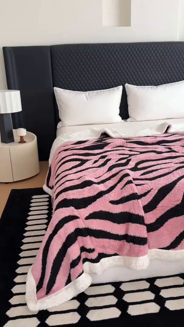 91家纺网 家纺一手货源 找家纺 丹本家纺 2025新款双层阳离子斑马纹提花塔芙绒羊羔绒跨境双层毛毯盖毯毯子 粉斑马纹