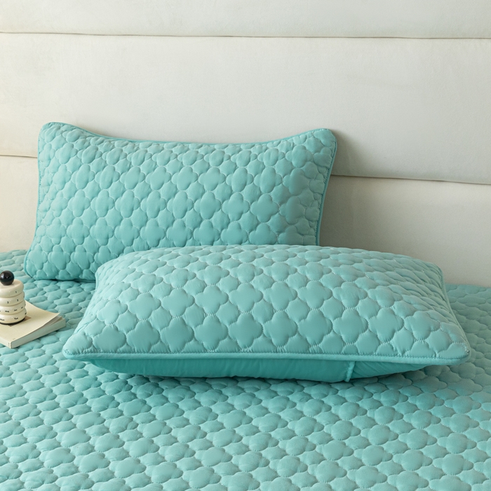 91家纺网 家纺一手货源 找家纺 卡伦家纺 2025新款四季款夹棉绗绣纯色枕套枕芯 梅花蓝