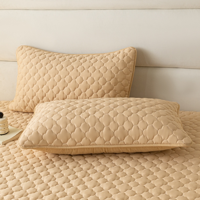 91家纺网 家纺一手货源 找家纺 卡伦家纺 2025新款四季款夹棉绗绣纯色枕套枕芯 梅花驼