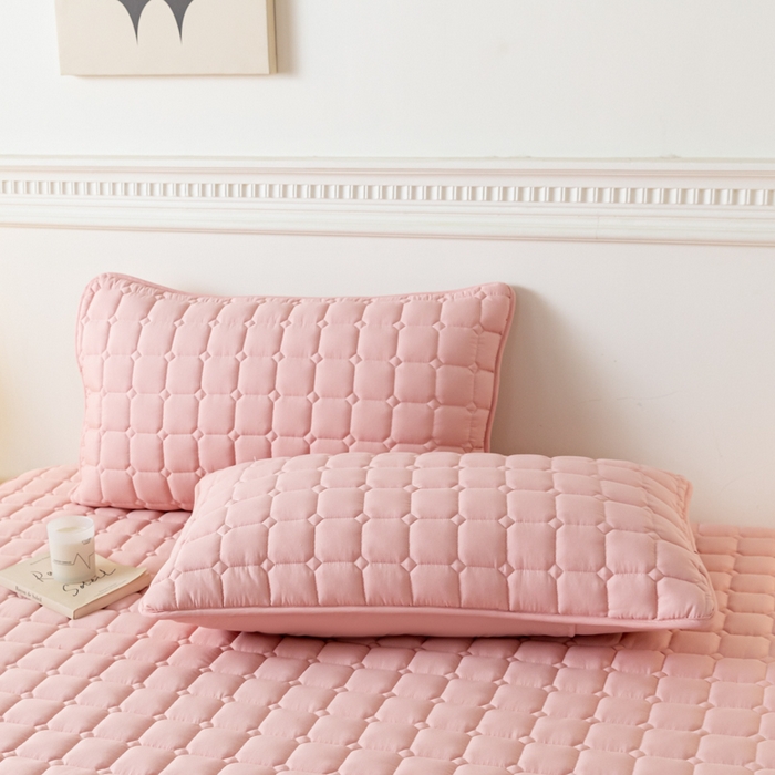 91家纺网 家纺一手货源 找家纺 卡伦家纺 2025新款四季款夹棉绗绣纯色枕套枕芯 方形粉