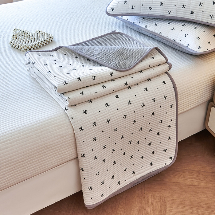 91家纺网 家纺一手货源 找家纺 莎果家纺 2025新款12868双面纯棉床盖三件套 爱心蝴蝶结