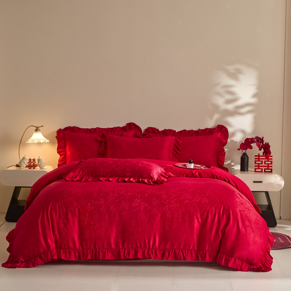 91家纺网 家纺一手货源 找家纺 千希家纺 2025新款亲肤舒适亮丝提花婚庆系列四件套 花蝶