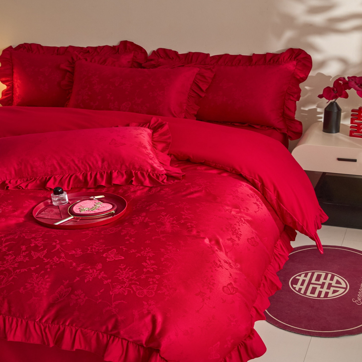 91家纺网 家纺一手货源 找家纺 千希家纺 2025新款亲肤舒适亮丝提花婚庆系列四件套 花蝶