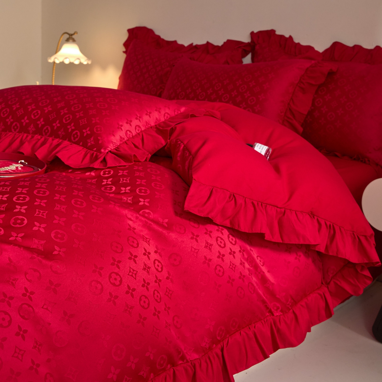 91家纺网 家纺一手货源 找家纺 千希家纺 2025新款亲肤舒适亮丝提花婚庆系列四件套 浪漫之名