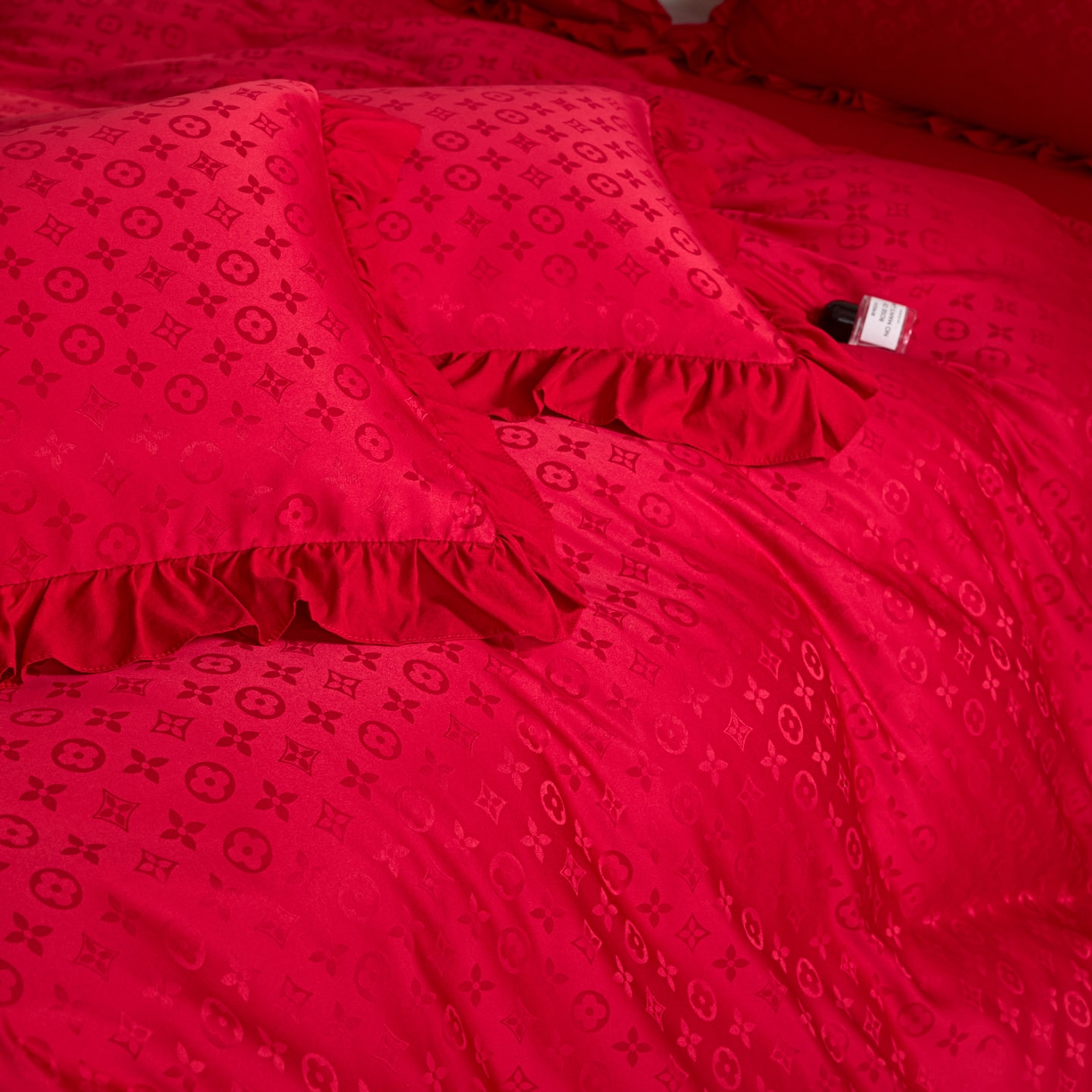 91家纺网 家纺一手货源 找家纺 千希家纺 2025新款亲肤舒适亮丝提花婚庆系列四件套 浪漫之名