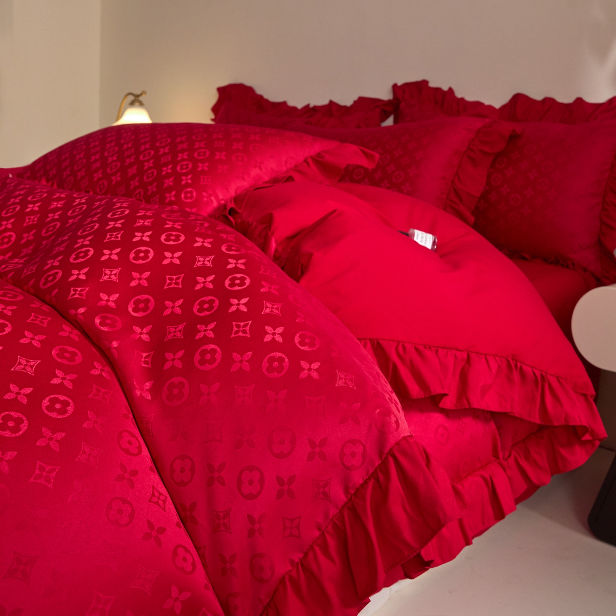 91家纺网 家纺一手货源 找家纺 千希家纺 2025新款亲肤舒适亮丝提花婚庆系列四件套 浪漫之名