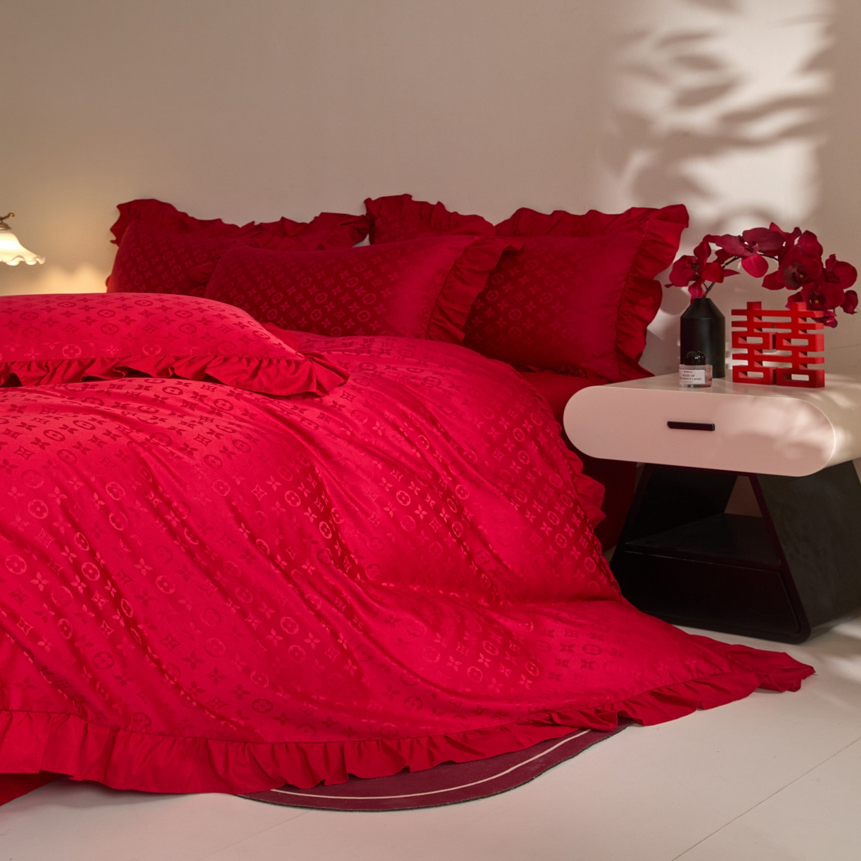 91家纺网 家纺一手货源 找家纺 千希家纺 2025新款亲肤舒适亮丝提花婚庆系列四件套 浪漫之名