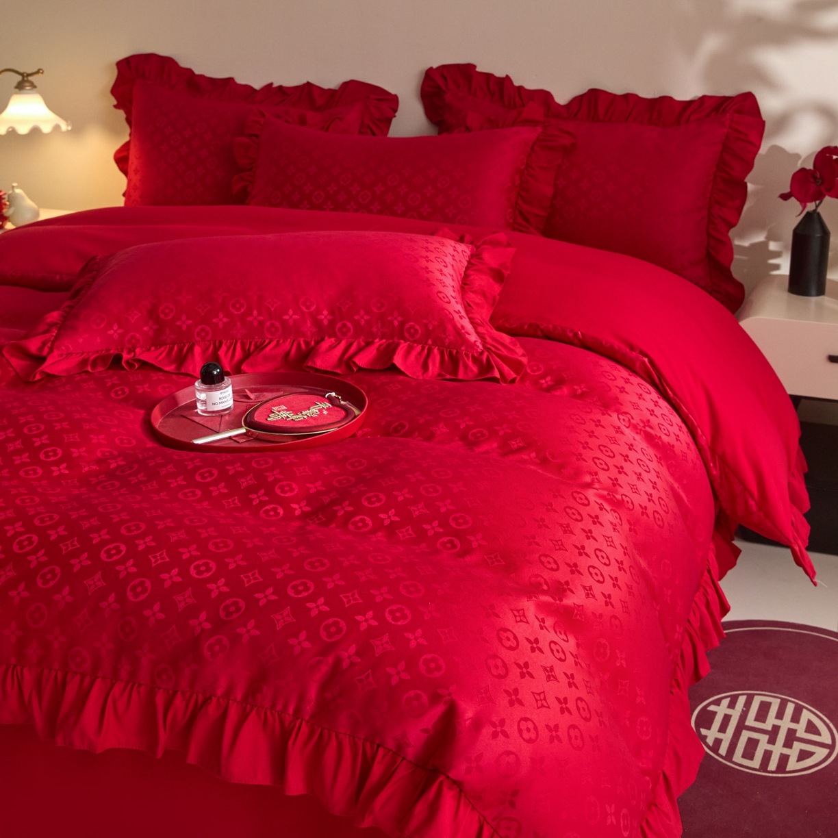 91家纺网 家纺一手货源 找家纺 千希家纺 2025新款亲肤舒适亮丝提花婚庆系列四件套 浪漫之名