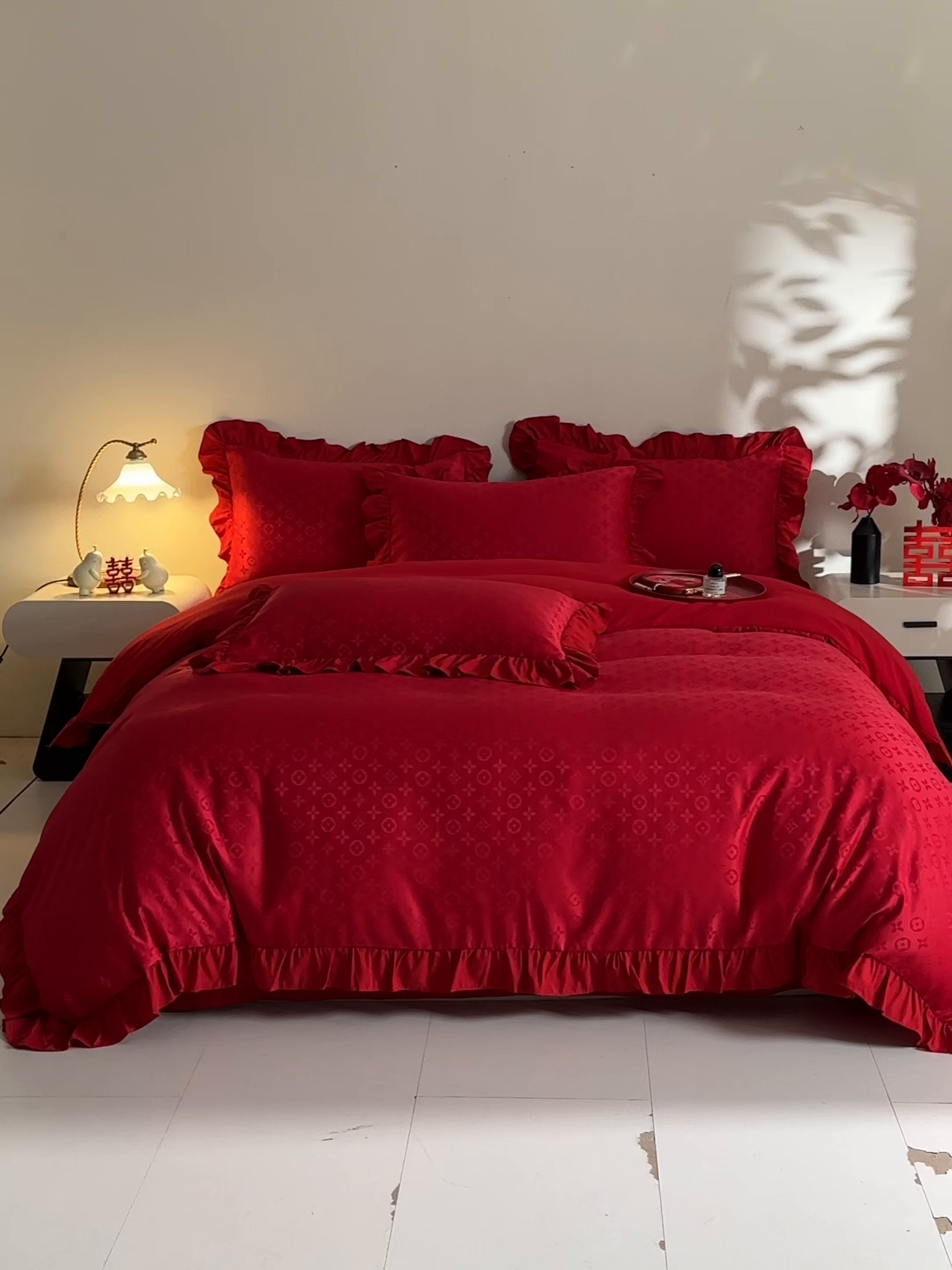 91家纺网 家纺一手货源 找家纺 千希家纺 2025新款亲肤舒适亮丝提花婚庆系列四件套 浪漫之名