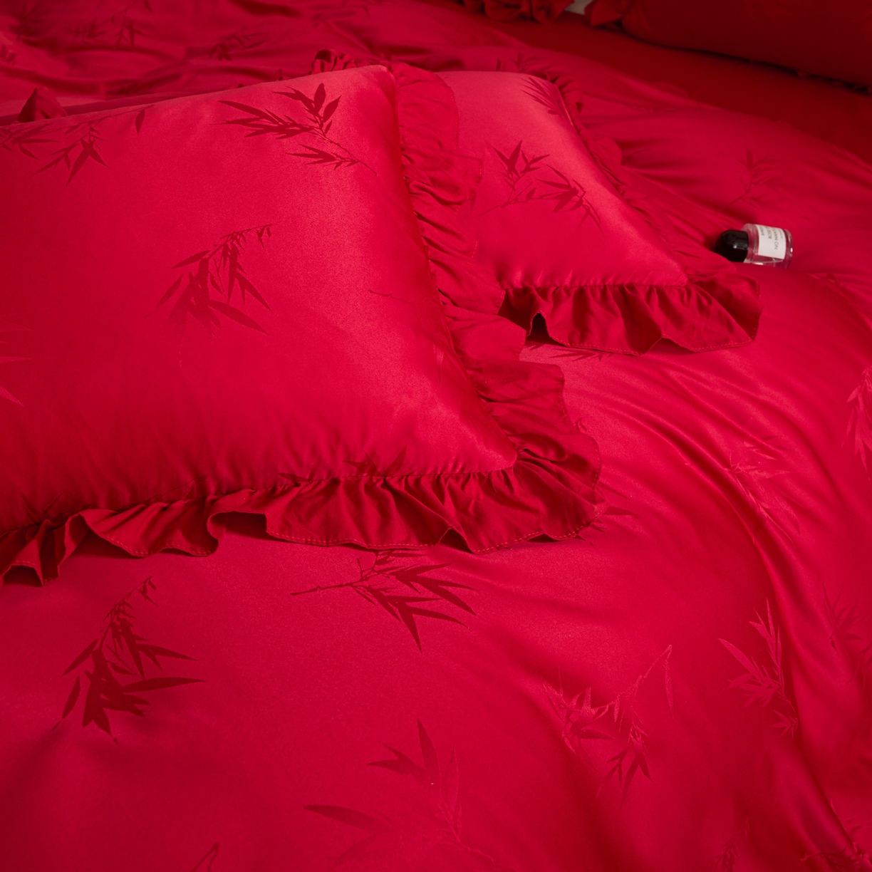 91家纺网 家纺一手货源 找家纺 千希家纺 2025新款亲肤舒适亮丝提花婚庆系列四件套 竹影喜