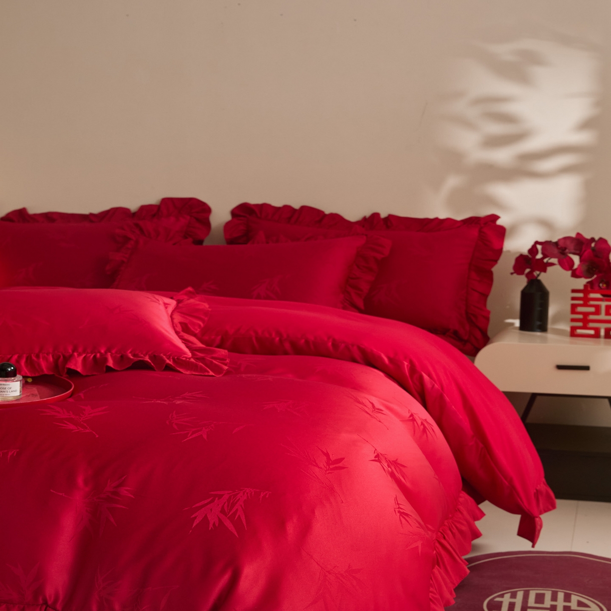 91家纺网 家纺一手货源 找家纺 千希家纺 2025新款亲肤舒适亮丝提花婚庆系列四件套 竹影喜