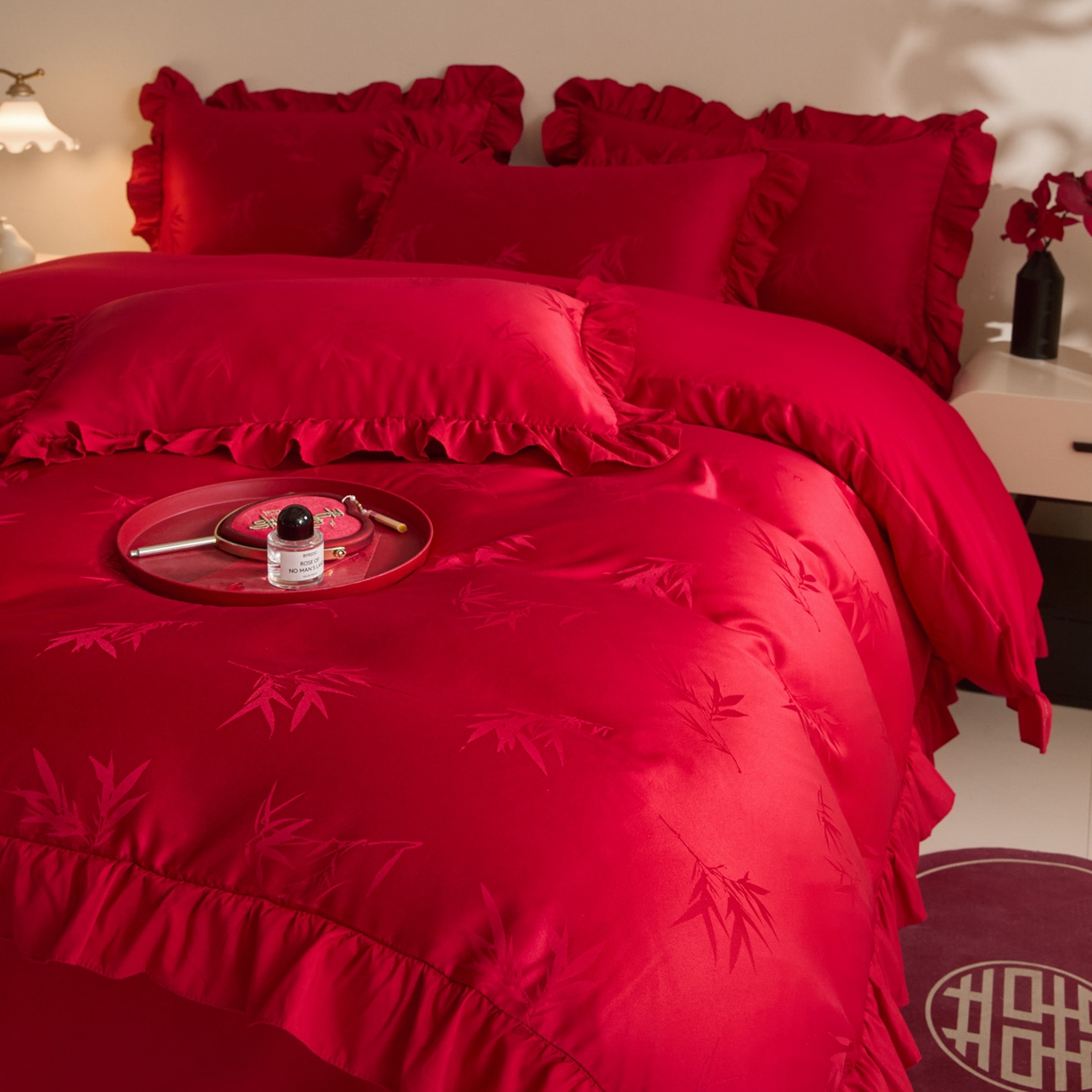 91家纺网 家纺一手货源 找家纺 千希家纺 2025新款亲肤舒适亮丝提花婚庆系列四件套 竹影喜