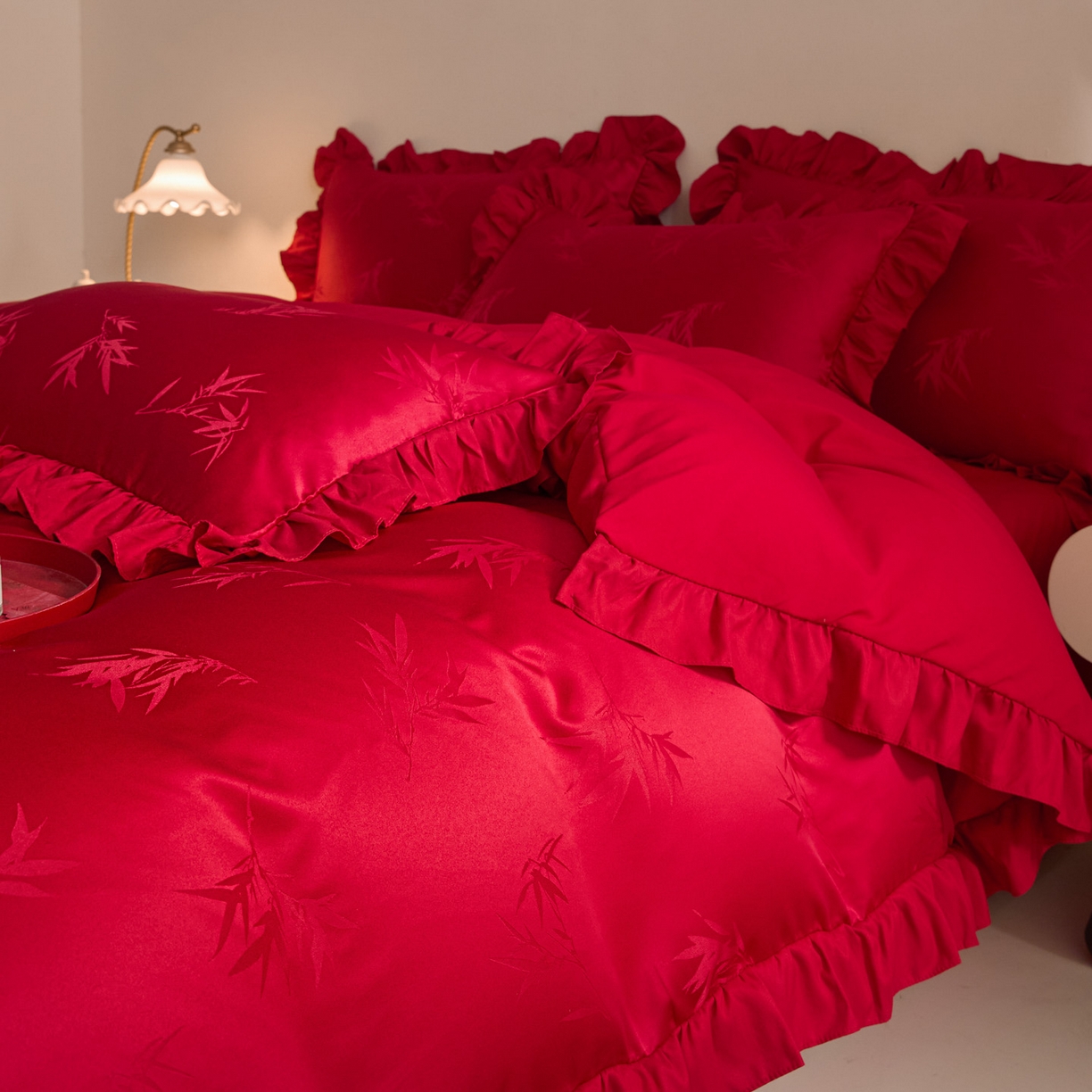 91家纺网 家纺一手货源 找家纺 千希家纺 2025新款亲肤舒适亮丝提花婚庆系列四件套 竹影喜