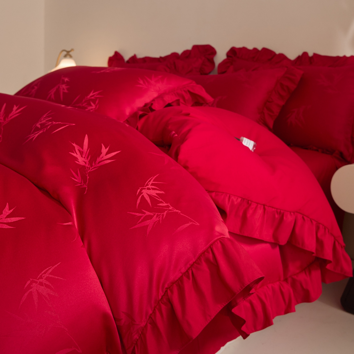 91家纺网 家纺一手货源 找家纺 千希家纺 2025新款亲肤舒适亮丝提花婚庆系列四件套 竹影喜