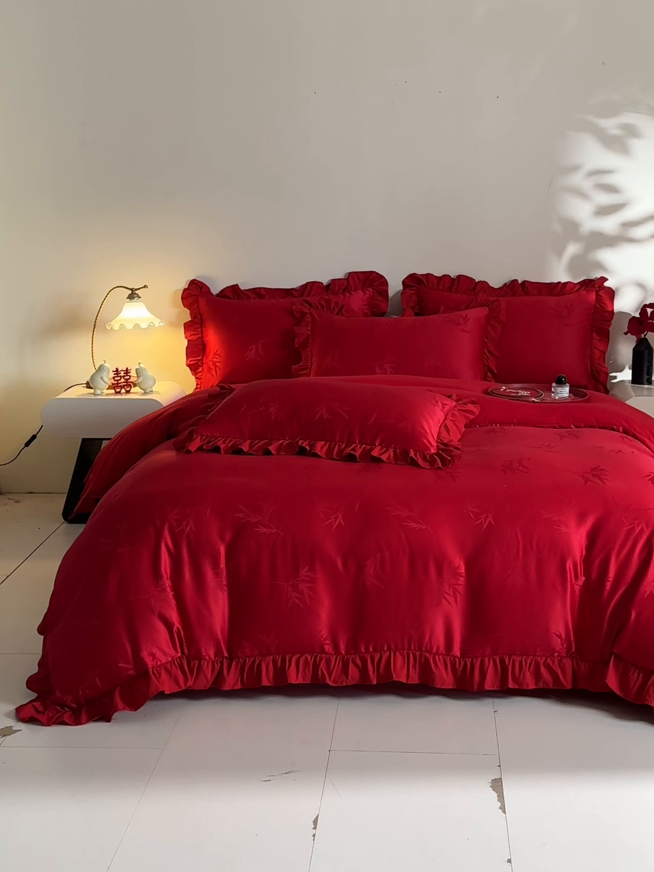 91家纺网 家纺一手货源 找家纺 千希家纺 2025新款亲肤舒适亮丝提花婚庆系列四件套 竹影喜