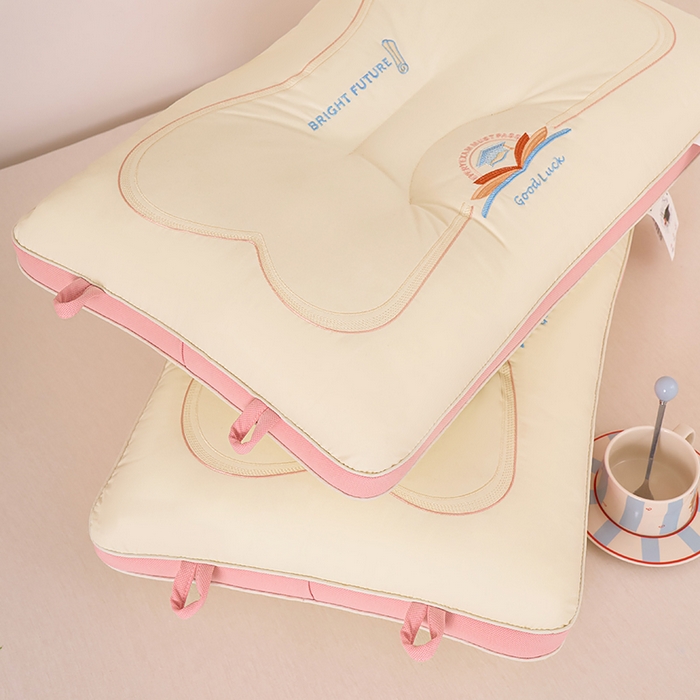 91家纺网 家纺一手货源 找家纺 大熊枕芯 2025新款亲子款好运连连幼儿园儿童学生成人低枕头枕芯单枕芯 goodluck好运连连水洗枕-粉色 48x74cm高枕/只