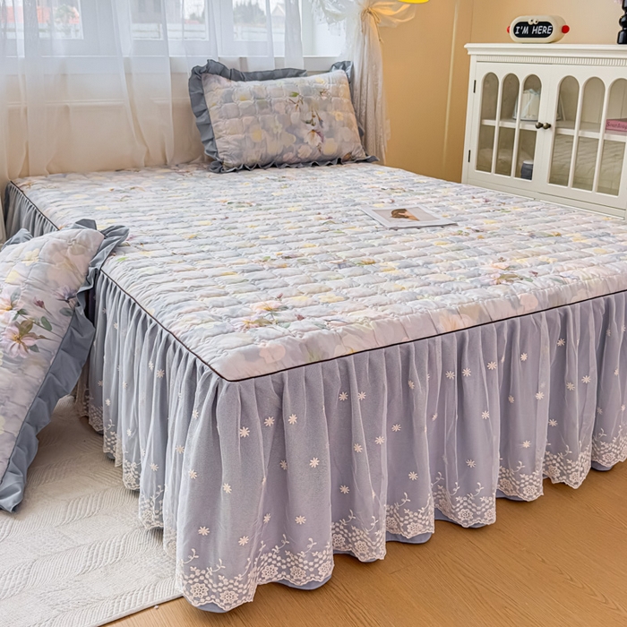 91家纺网 家纺一手货源 找家纺 家之硕家纺 2025春夏新款鹿锦棉蕾丝花边夹棉四件套 静若繁花