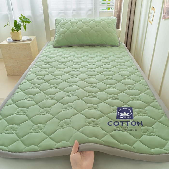 91家纺网 家纺一手货源 找家纺 老帅的工厂店2025新款A类水洗棉珩绣棉花床褥清新绿