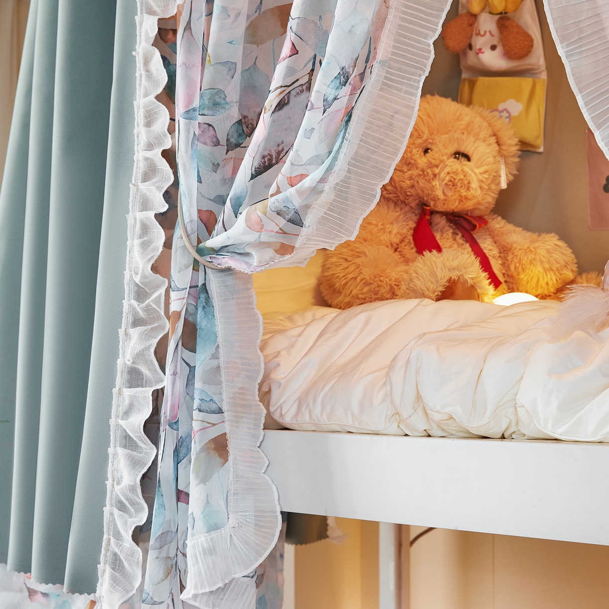 91家纺网 家纺一手货源 找家纺 夏彩 2025新款学生新款雪纺蕾丝强遮光可升降U型轨道蚊帐 茶悦时光