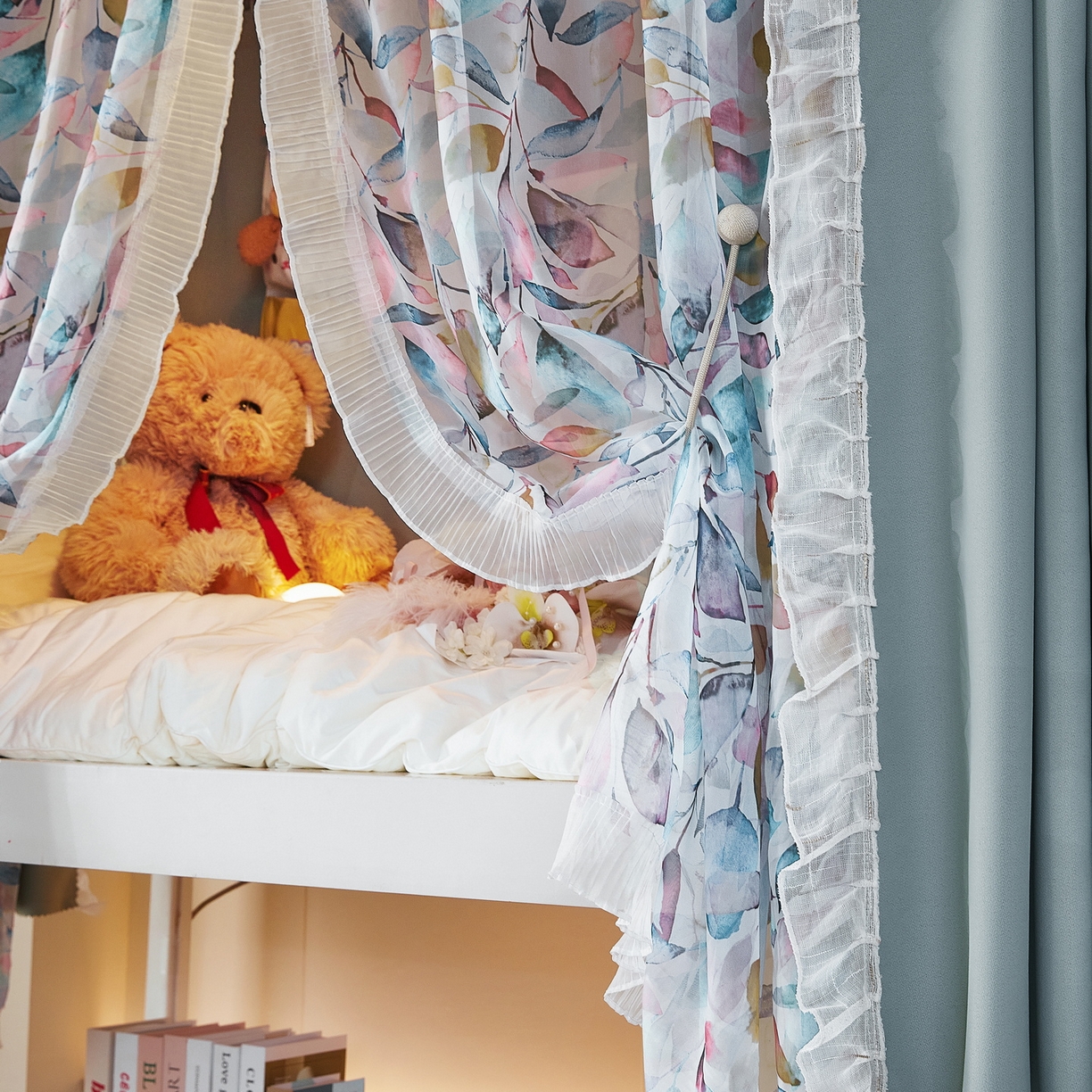 91家纺网 家纺一手货源 找家纺 夏彩 2025新款学生新款雪纺蕾丝强遮光可升降U型轨道蚊帐 茶悦时光