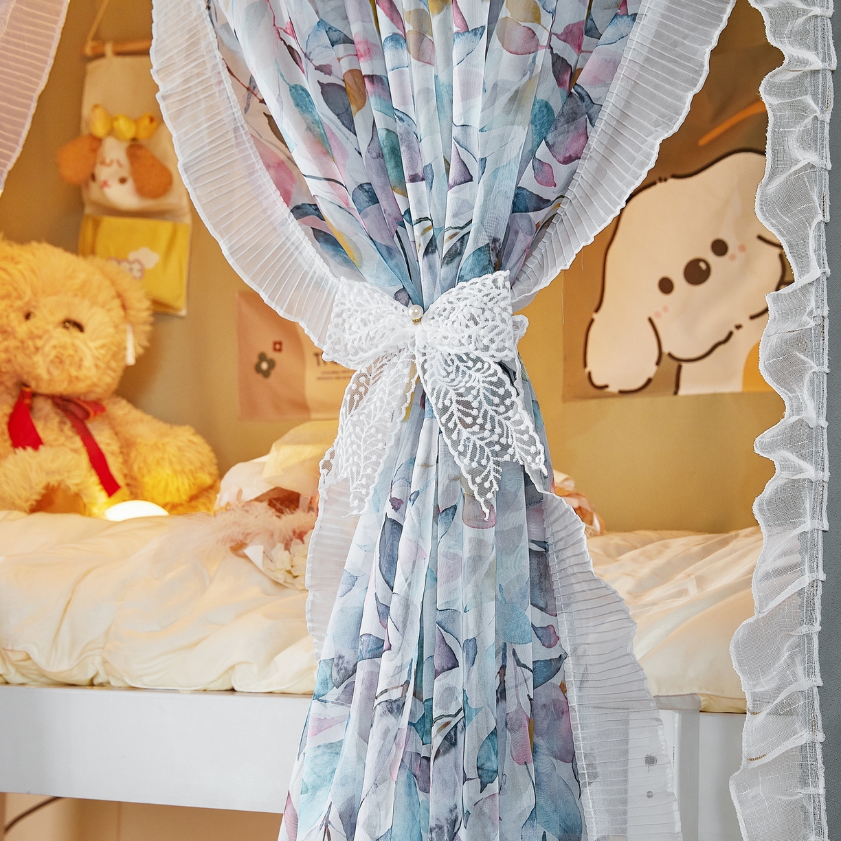 91家纺网 家纺一手货源 找家纺 夏彩 2025新款学生新款雪纺蕾丝强遮光可升降U型轨道蚊帐 茶悦时光