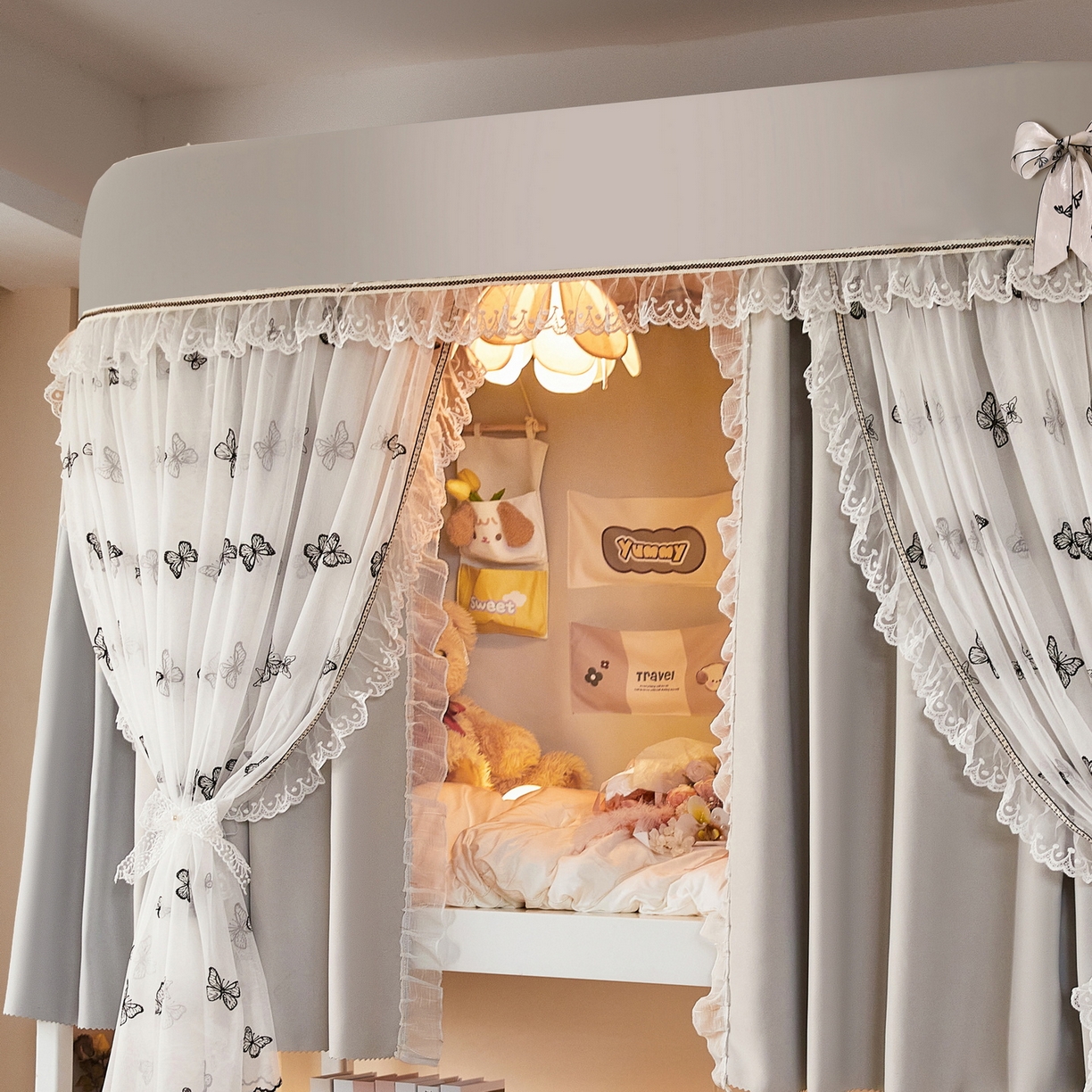 91家纺网 家纺一手货源 找家纺 夏彩 2025新款学生新款雪纺蕾丝强遮光可升降U型轨道蚊帐 蝴蝶花