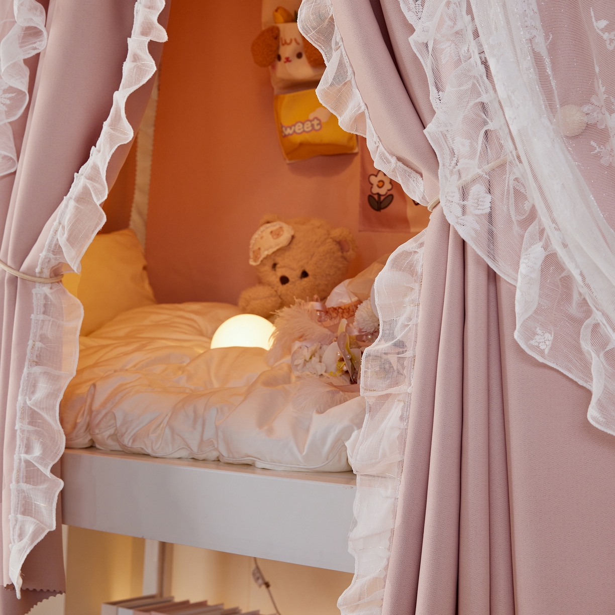 91家纺网 家纺一手货源 找家纺 夏彩 2025新款学生新款雪纺蕾丝强遮光可升降U型轨道蚊帐 花音