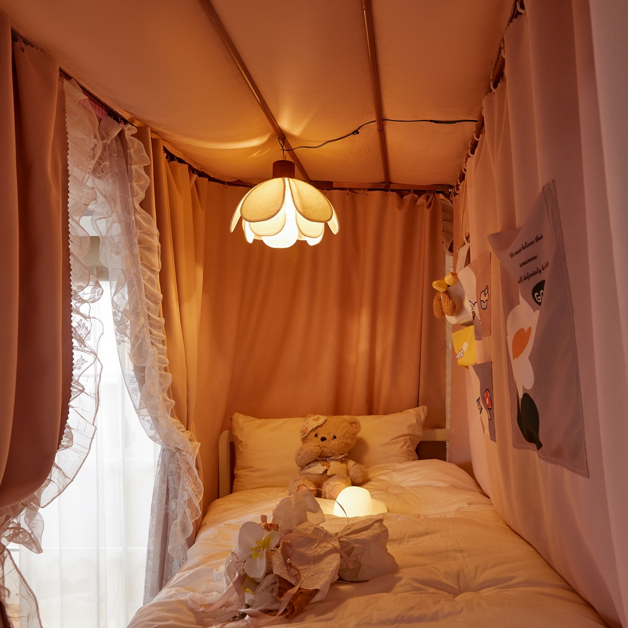 91家纺网 家纺一手货源 找家纺 夏彩 2025新款学生新款雪纺蕾丝强遮光可升降U型轨道蚊帐 花音