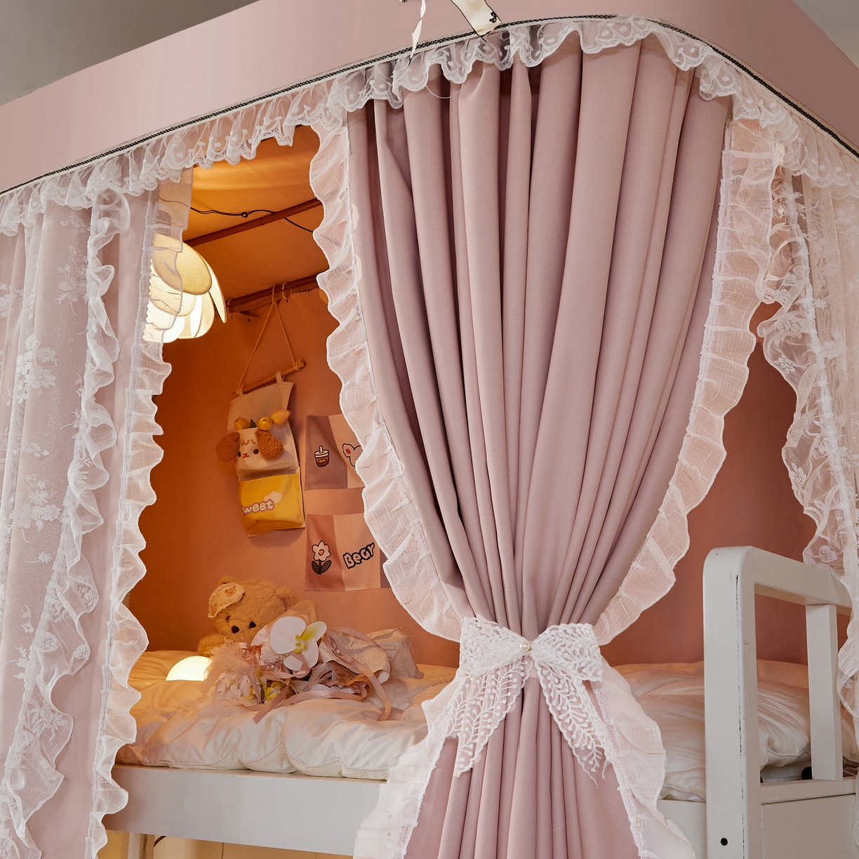 91家纺网 家纺一手货源 找家纺 夏彩 2025新款学生新款雪纺蕾丝强遮光可升降U型轨道蚊帐 花音