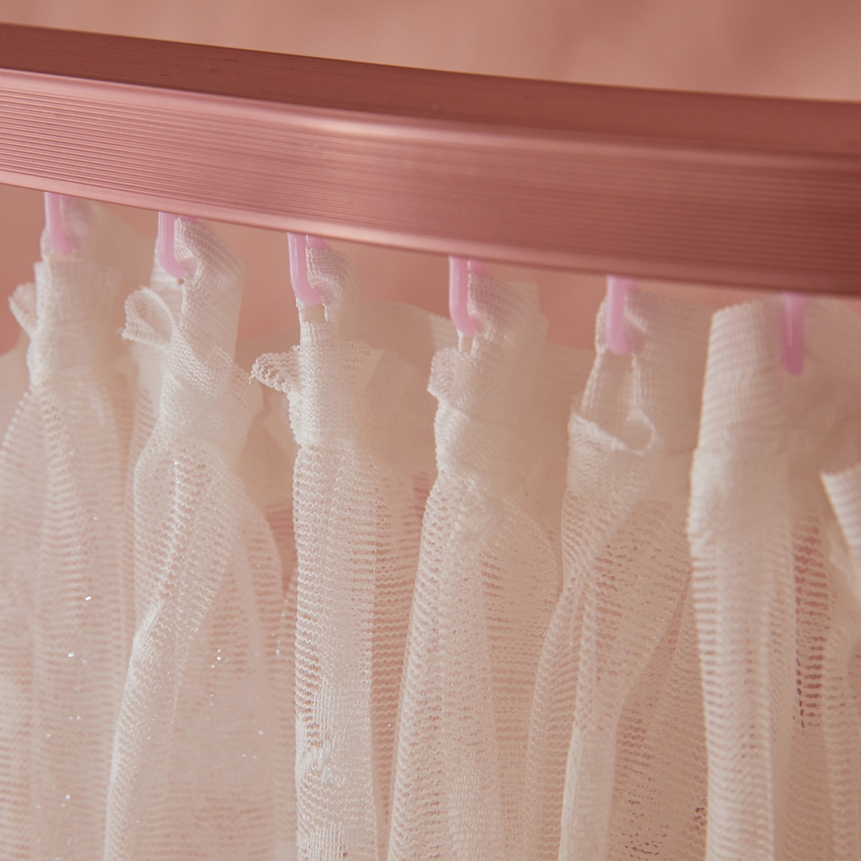 91家纺网 家纺一手货源 找家纺 夏彩 2025新款学生新款雪纺蕾丝强遮光可升降U型轨道蚊帐 花音