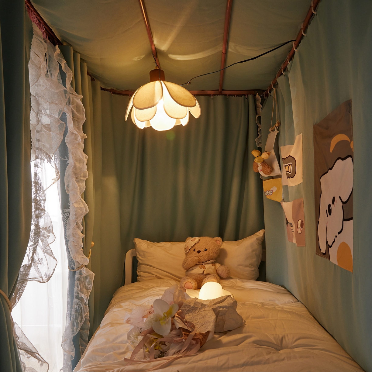 91家纺网 家纺一手货源 找家纺 夏彩 2025新款学生新款雪纺蕾丝强遮光可升降U型轨道蚊帐 浪漫花语